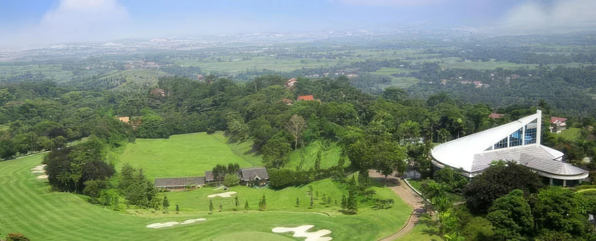 Lapangan golf Gunung Geulis Country Club dekat Summarecon Bogor