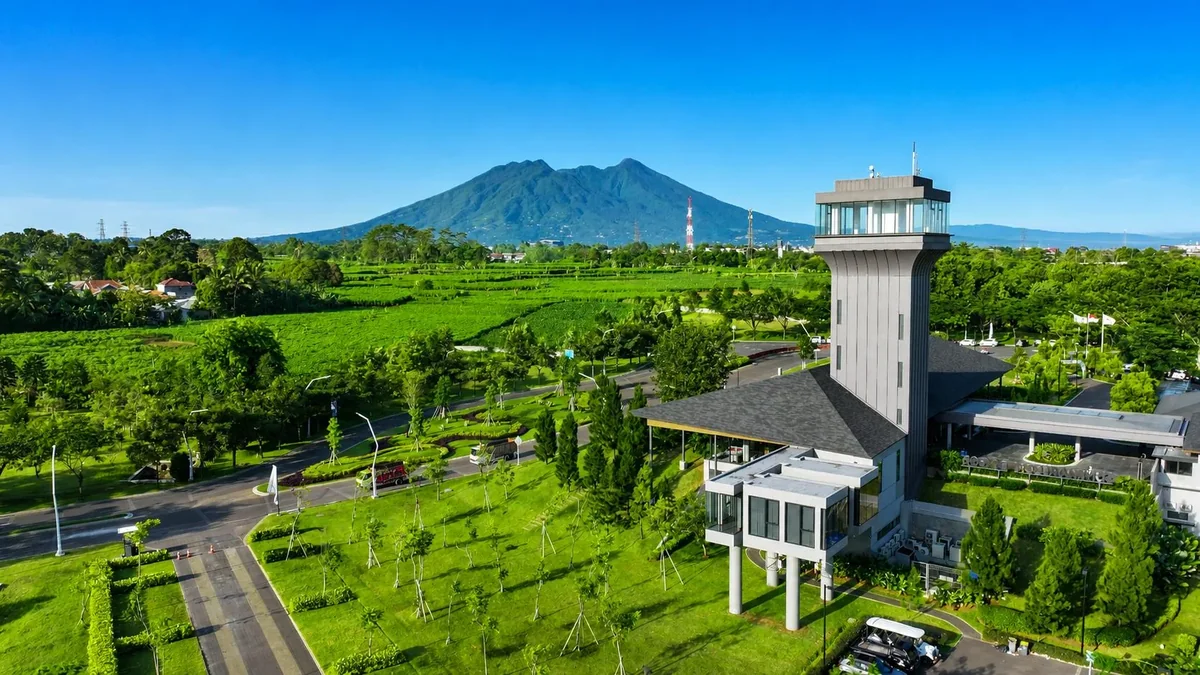 Menara landmark Summarecon Bogor dengan latar Gunung Salak